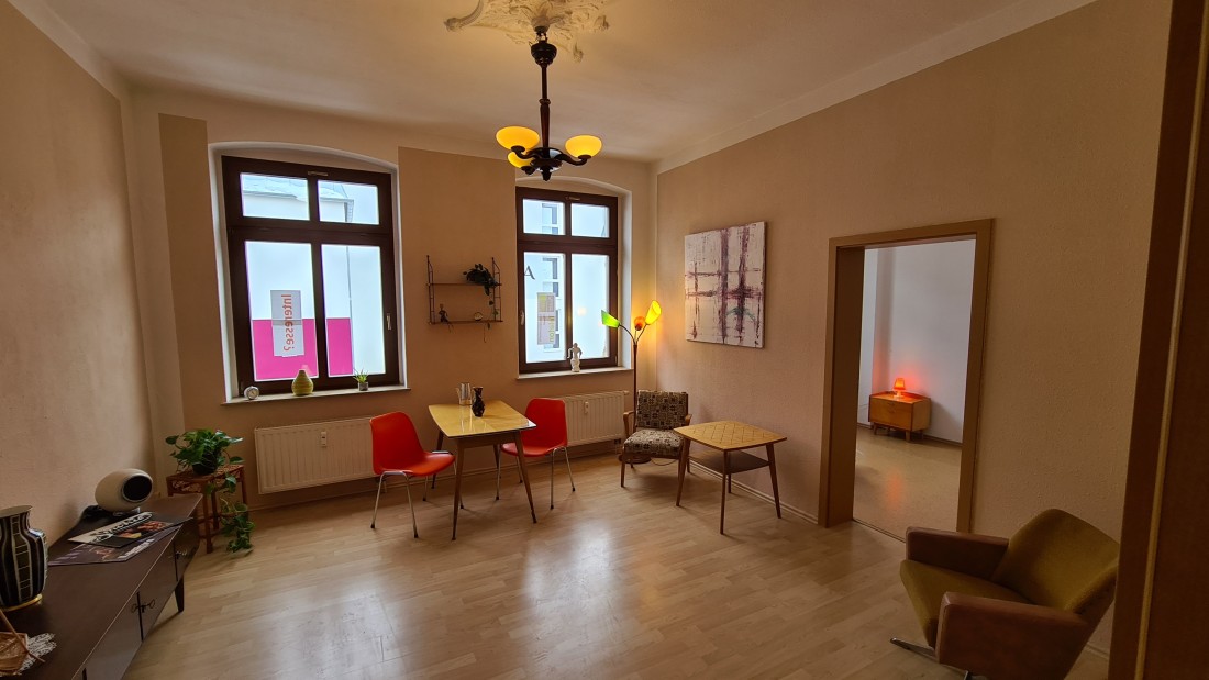 3 Zimmer im Zentrum Plauens mit Balkon Badewanne Laminat
