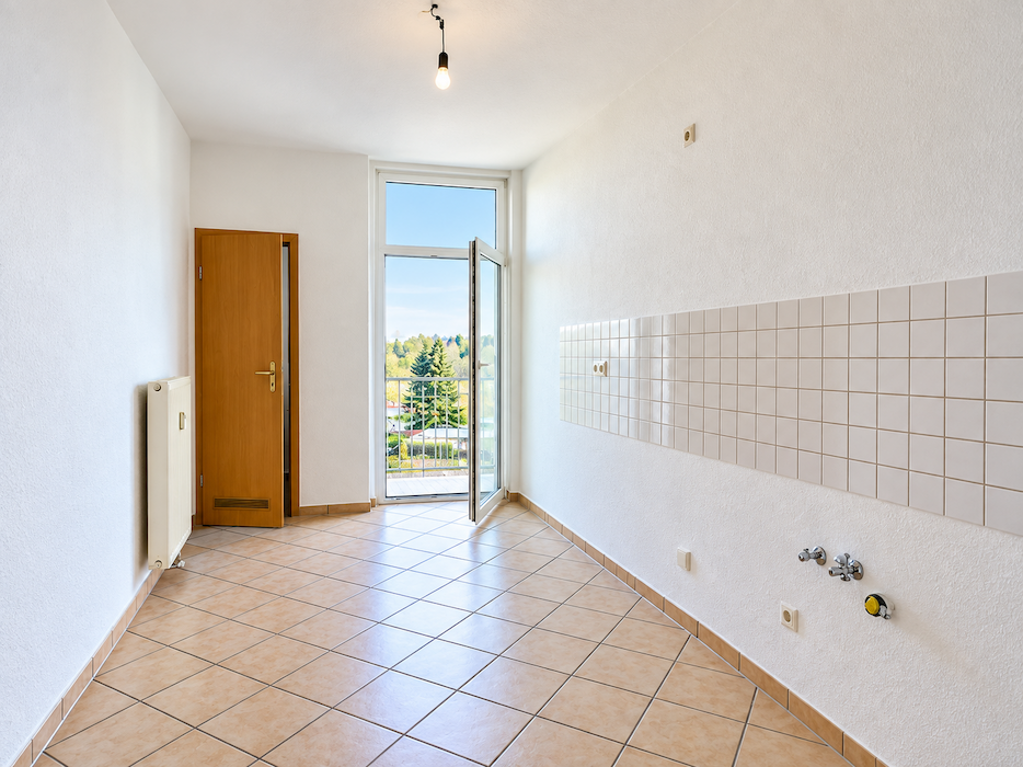Renovierte 2-Raum-Wohnung mit Balkon & Weitblick in Plauen-Südvorstadt - Photo 2