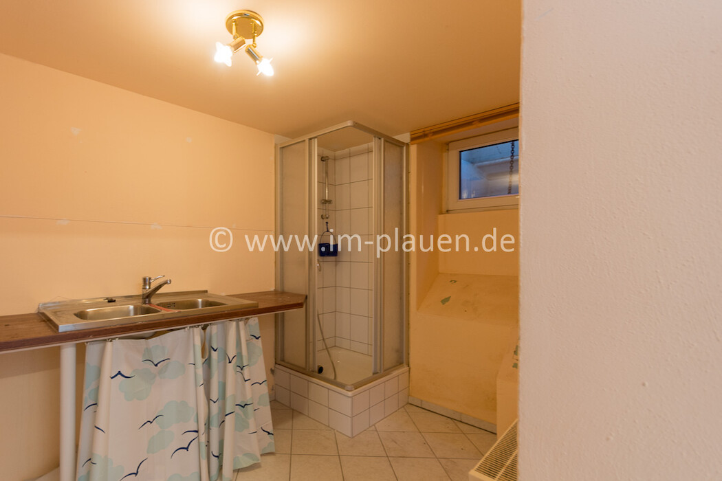 Nebenraum mit Dusche