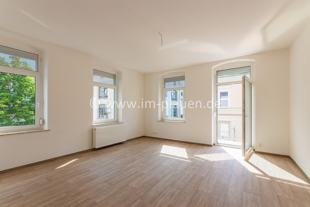 Wohnzimmer mit Balkon