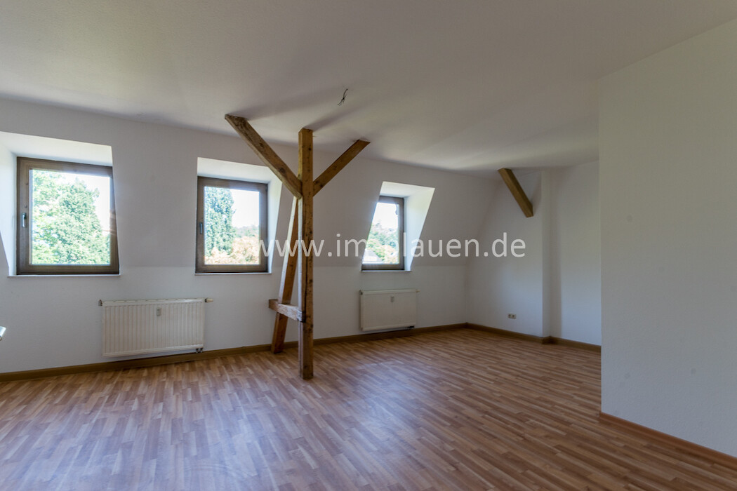 Dachgeschoss - Laminat - Badewanne - Stellplatz | 2-Zimmer-Wohnung Plauen Westend - Photo 5