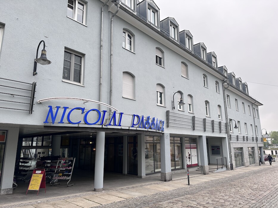 Dachgeschoss – Aufzug – Tiefgarage | 2-Zimmer-Wohnung Auerbach Zentrum - Photo 2
